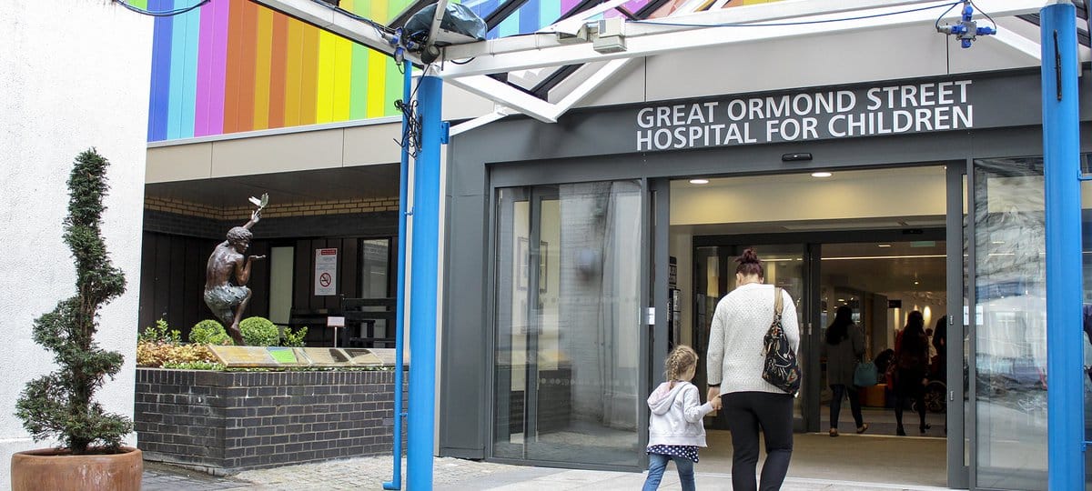 Woman and child waling into the entrance of the Great Ormond Street Hospital