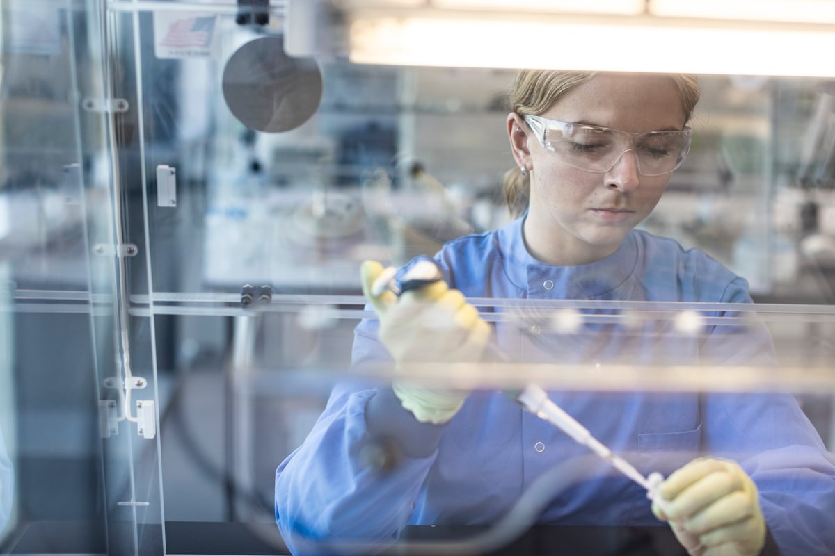 Female LifeArc scientist preparing master mixes for a qPCR experiment.